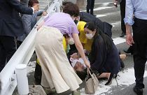 Japonya eski Başbakanı Şinzo Abe, saldırıya uğradıktan sonra yere yığıldı