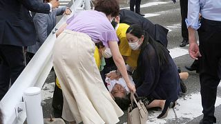 Japonya eski Başbakanı Şinzo Abe, saldırıya uğradıktan sonra yere yığıldı