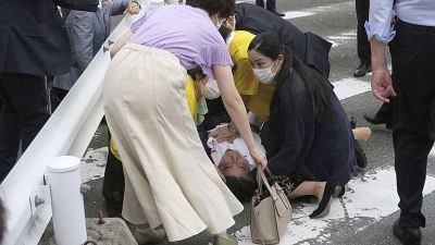 هجوم بالرصاص استهدف رئيس الوزراء الياباني السابق شينزو آبي