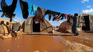 سورية في مخيم للاجئين بإدلب