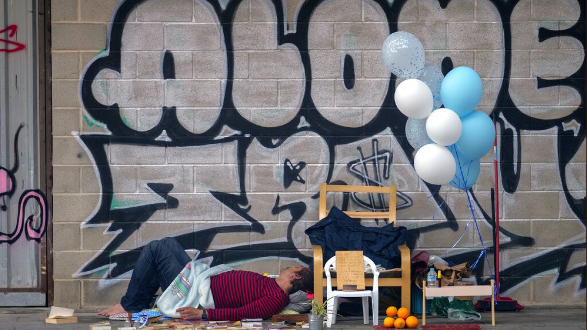 Un hombre duerme en la calle en Madrid