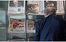 مواطن ينظر إلى الصفحات الأولى للصحف المعروضة في لندن، 8 يوليو ، 2022.