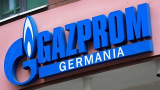 El logotipo de "Gazprom Germania" aparece en la sede de la empresa en Berlín, Alemania, el 6 de abril de 2022.
