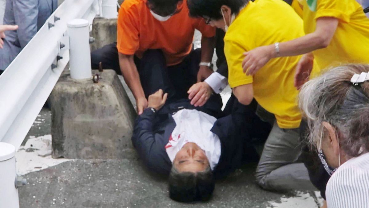 رئيس الوزراء الياباني السابق شينزو آبي ملقىً على الأرض بعد تعرّضه لإطلاق نار خلال تجمع انتخابي في نارا غرب البلاد، 8 يوليو 2022.