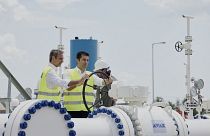 Kiriákosz Micotákisz görög miniszterelnök és bolgár kollégája, Kiril Petrov a gázvezeték görögországi végén