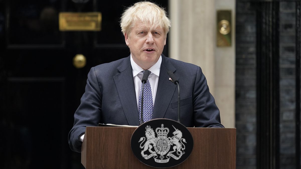 Boris Johnson bejelenti a lemondását a Downing Street 10. előtt
