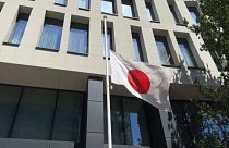 Bandiere a mezz'asta nelle ambasciate giapponesi d'Europa per la morte di Shinzo Abe
