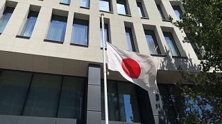 Japanische Flagge auf Halbmast