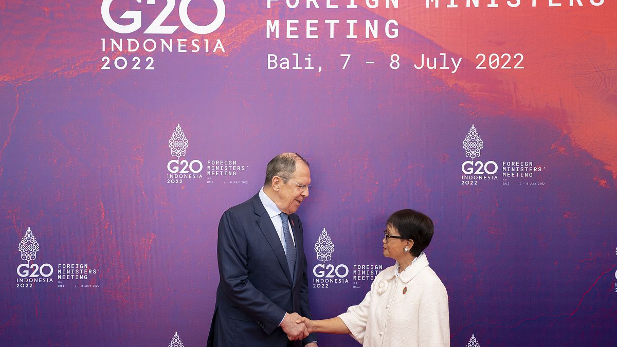وزيرة الخارجية الإندونيسية ريتنو مارسودي ترحب بوزير الخارجية الروسي سيرغي لافروف خلال اجتماع وزراء خارجية مجموعة العشرين في جزيرة بالي، 8 يوليو 2022