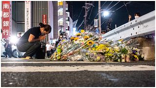    نصب تذكاري مؤقت حيث يضع الناس الزهور في مكان الحادث خارج محطة ياماتو-سايداجي في نارا حيث تم إطلاق النار على رئيس الوزراء الياباني السابق شينزو آبي - 8 يوليو 2022.