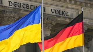 Az ukrán és a német zászló a Bundestag főhomlokzata előtt