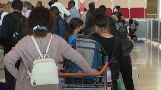 Lunghe file negli aeroporti di tutta Europa per la mancanza di personale addetto ai bagagli