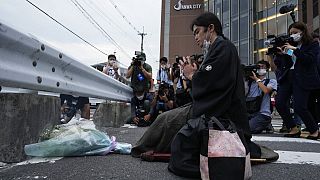 Depositan unas flores en el lugar en el que fue asesinado el ex primer ministro de Japón, Shinzo Abe