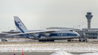 طائرة روسية من طراز أنتونوف AN-124 في مطار بيرسون في تورنتو، كندا