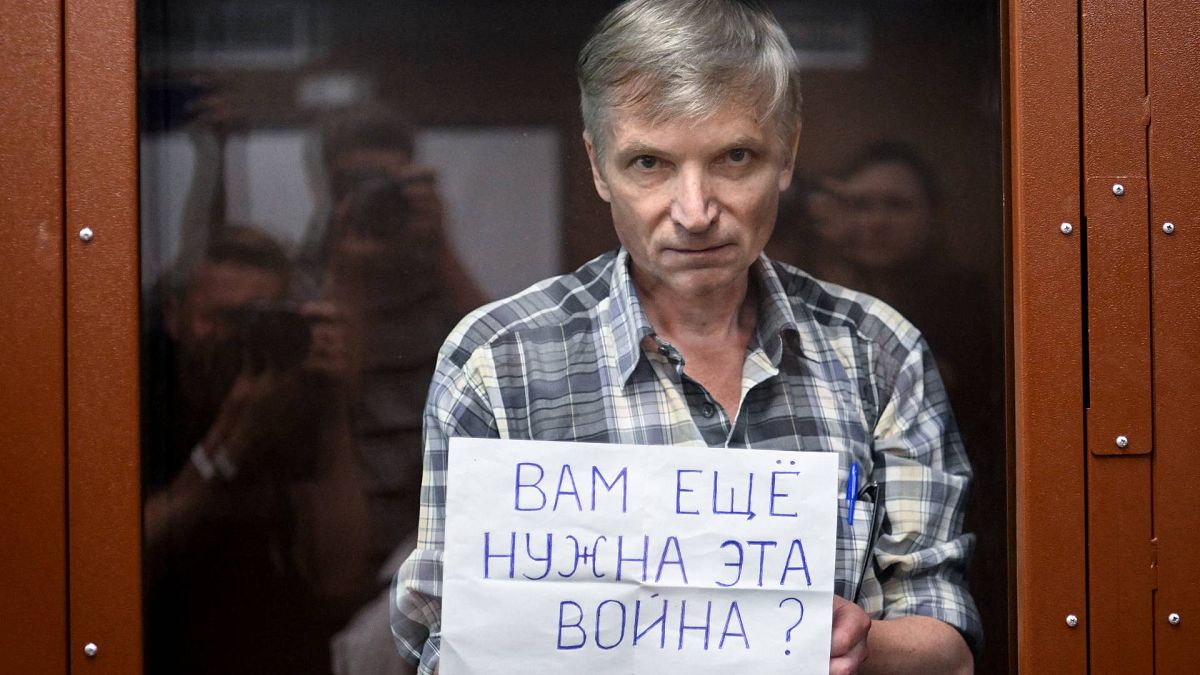 Rus muhalif siyasetçi Aleksey Gorinov mahkemeye “Hala bu savaşa ihtiyacınız var mı?” yazan bir kağıt göstererek çıktı