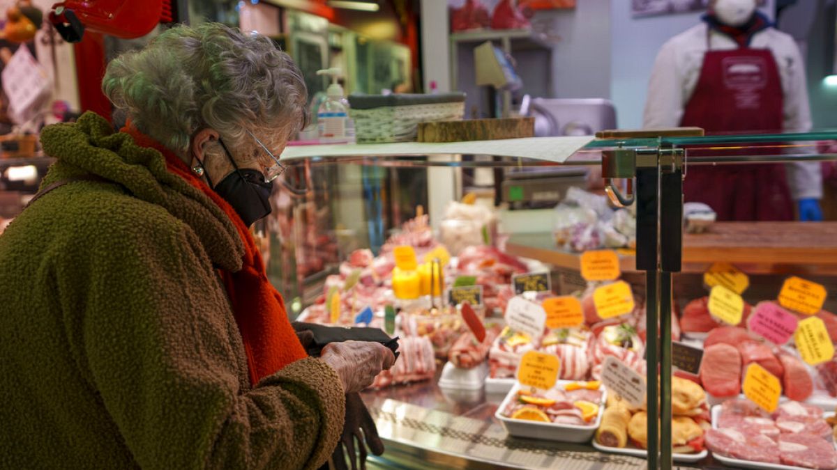 Ηλικιωμένη ψωνίζει τρόφιμα στην Φλωρεντία