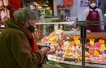 Ηλικιωμένη ψωνίζει τρόφιμα στην Φλωρεντία