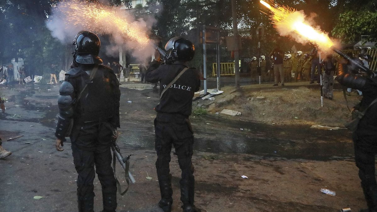 A rendőrság könnygázzal oszéoatja a tüntetőket Colombóban.