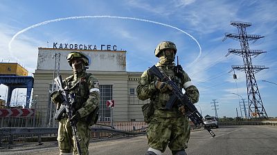 Orosz katonák őriznek egy erőművet a dél-ukrajnai Herszon térségében
