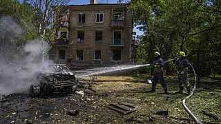 Bomberos tratan de apagar un coche incendiado tras un bombardeo en Kramatorsk, en la región ucraniana de Donetsk