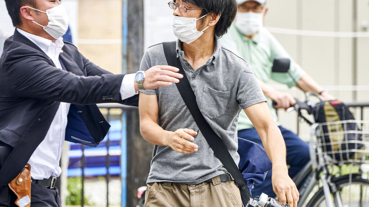 لحظه خلع سلاح «تتسویا یاماگامی» ۴۱ ساله، مظنون به قتل شینزو آبه، نخست وزیر سابق ژاپن