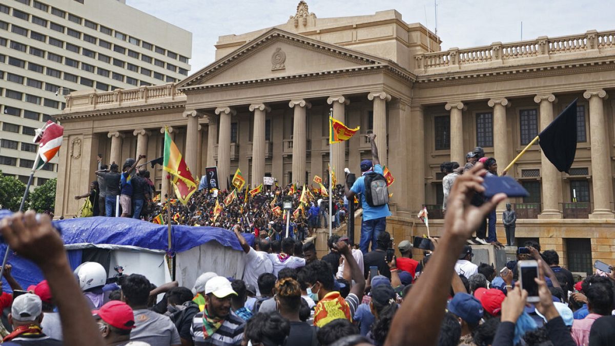 معترضان وارد اقامتگاه ریاست جمهوری سریلانکا می‌شوند