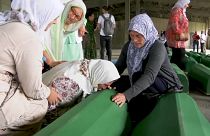 Cinquenta cadáveres de bósnios entregues às famílias