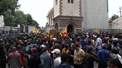Manifestantes no exterior do palácio presidencial do Sri Lanka