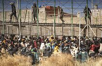 Illegális bevándorlók a spanyol-marokkói határon 2022. június 24-én