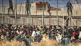 Illegális bevándorlók a spanyol-marokkói határon 2022. június 24-én