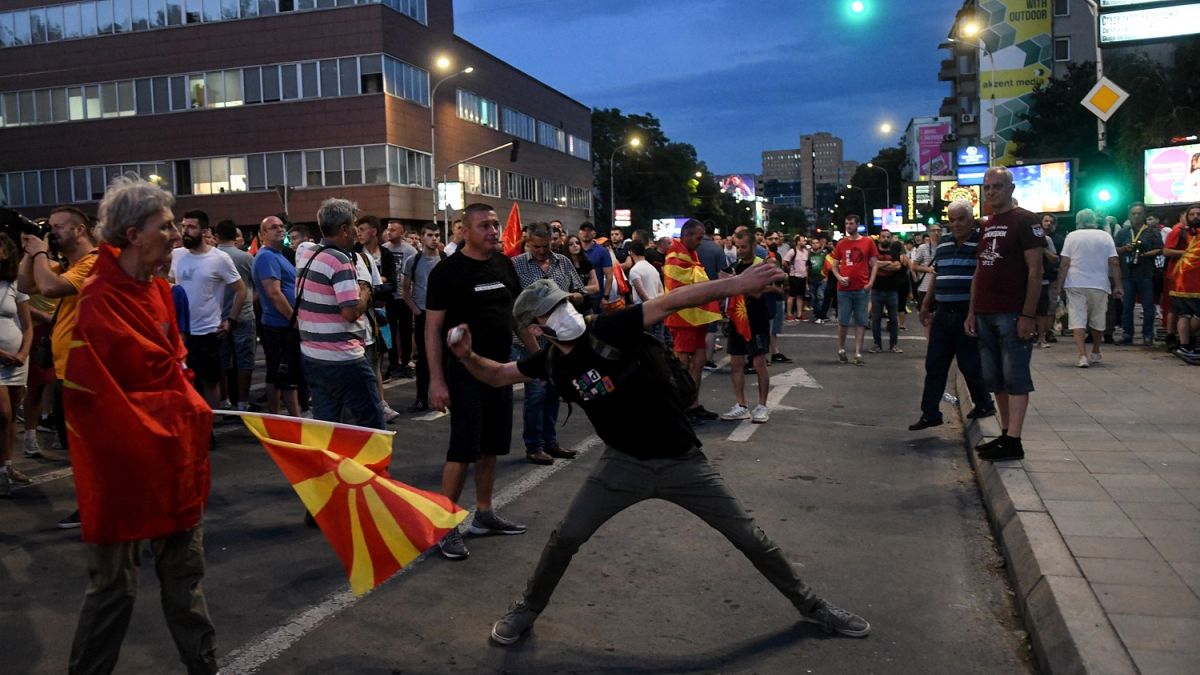 Tüntetők Szkopjéban.