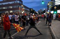Tüntetők Szkopjéban.