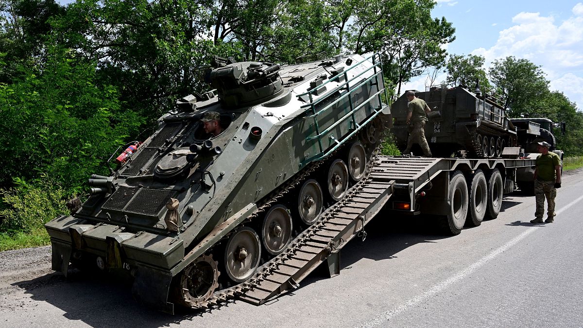 Разгрузка бронетранспортёра FV103 Spartan близ линии фронта в Донбассе.