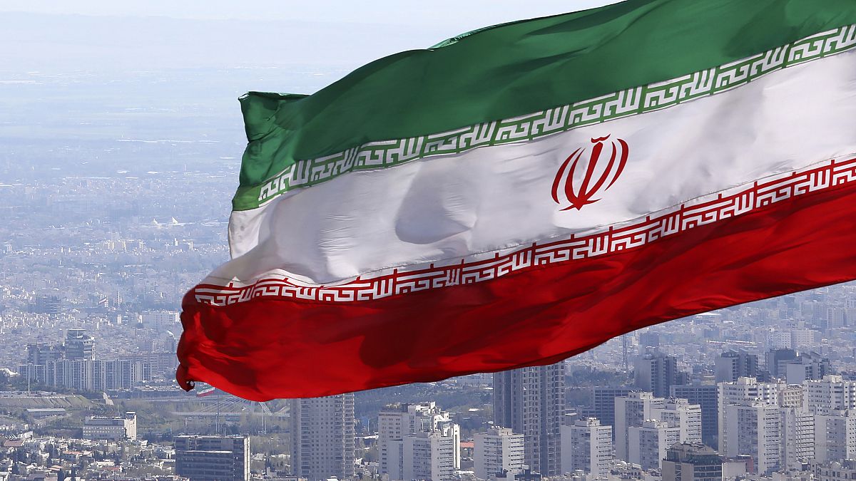 Irán lobogója Teherán felett