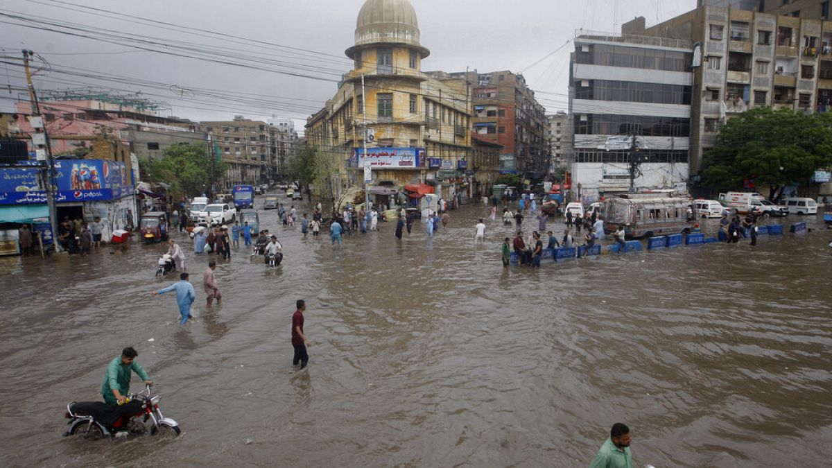 Πλημμυρισμένοι δρόμοι στο Καράτσι