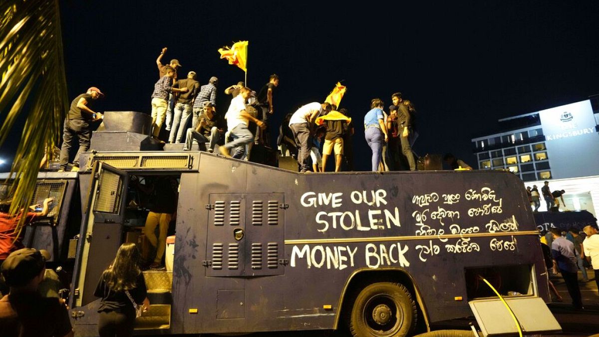 «Δώστε πίσω τα κλεμμένα» είναι το σύνθημα που έγραψαν οι διαδηλωτές σε αστυνομικό όχημα