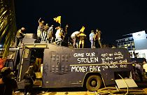«Δώστε πίσω τα κλεμμένα» είναι το σύνθημα που έγραψαν οι διαδηλωτές σε αστυνομικό όχημα