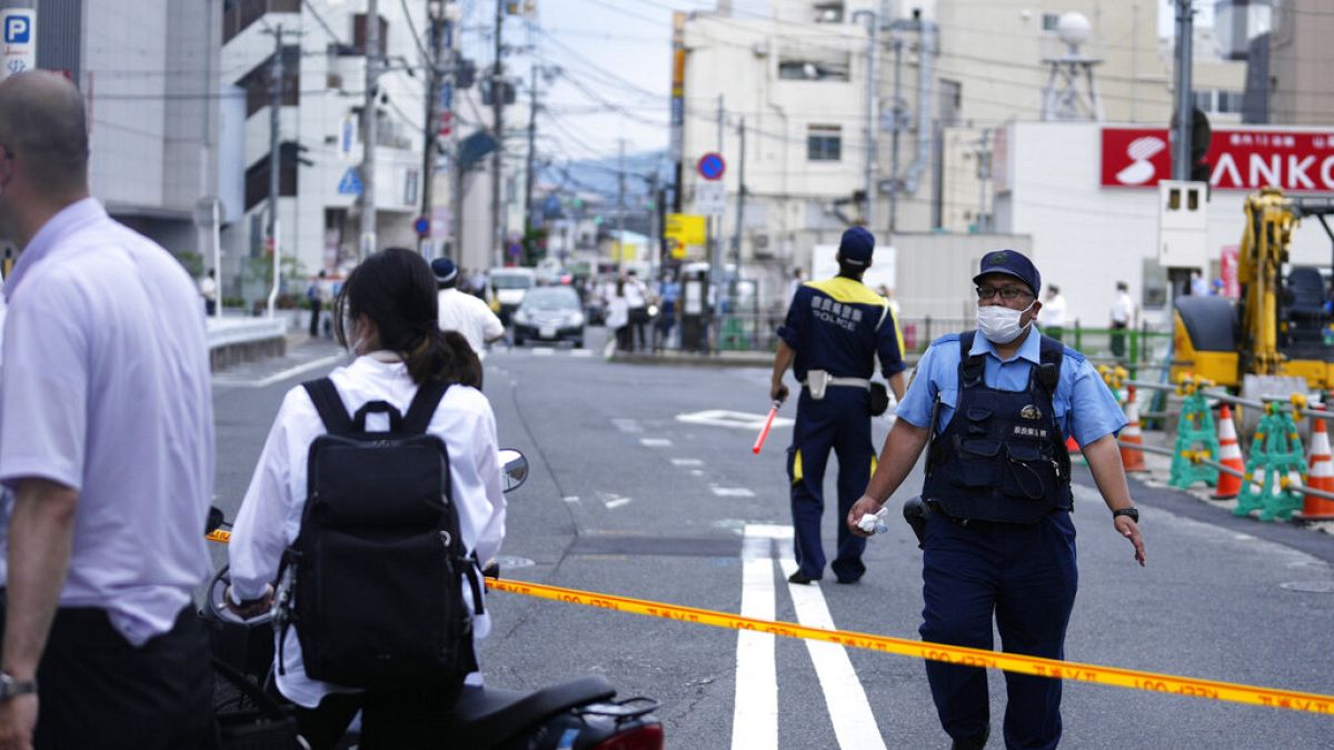 Die Polizei regelt den Verkehr an der Stelle, wo Ex-Ministerpräsident Abe erschossen worden war, Nara, Japan