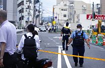 Die Polizei regelt den Verkehr an der Stelle, wo Ex-Ministerpräsident Abe erschossen worden war, Nara, Japan