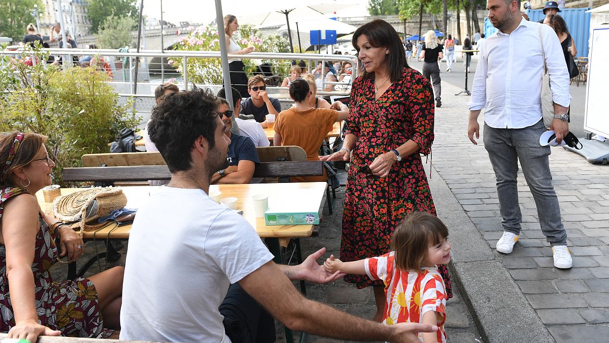 آن هيدالغو تتحدث إلى سكان باريس خلال تظاهرة "باري بلاج"
