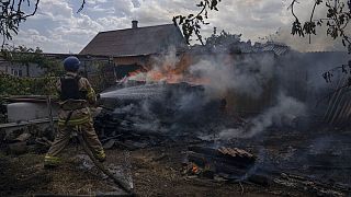 Intervenção dos bombeiros após ataque na Ucrânia