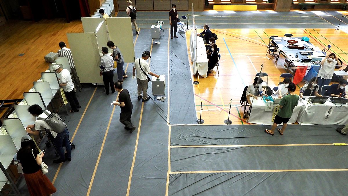 الناخبون اليابانيّون يصوتون لتجديد نصف مقاعد مجلس الشيوخ