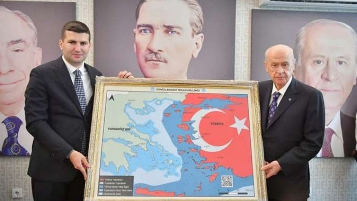 Ο κυβερνητικός εταίρος του Ερντογάν Ντεβλέτ Μπαχτσελί φωτογραφήθηκε δίπλα στον επίμαχο χάρτη