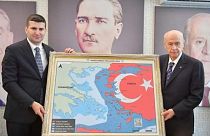 Ο κυβερνητικός εταίρος του Ερντογάν Ντεβλέτ Μπαχτσελί φωτογραφήθηκε δίπλα στον επίμαχο χάρτη