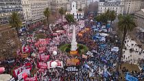 Arjantin'de hükümetin politikalarını ve yaşanan sosyo-ekonomik zorlukları protesto eden halk bağımsızlık günü kutlamalarında protesto yürüyüşü düzenledi.