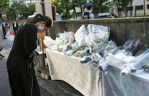 Gyászoló nő Abe Sinzó volt japán miniszterelnök pártja, a Liberális Demokrata Párt székháza előtt