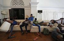Des centaines de personnes occupaient encore ce dimanche la résidence présidentielle à Colombo (Sri Lanka)