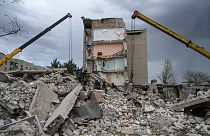 Обстрелянный жилой дом в Часов Яре на востоке Украины