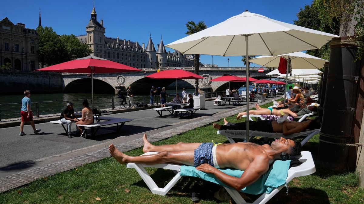 Sonnenschirme an der Seine - so schön wird der Sommer in Paris