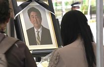 Más de 1000 personas hicieron cola este domingo en el lugar del atentado para depositar flores y ofrecer oraciones al exprimer ministro Shinzo Abe.